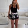 מכנס פרחוני ובגד גוף שחור גופייה 2 Flora Shorts Set